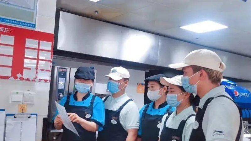 在选择生抽和老抽时，可以从以下几个方面进行考虑：